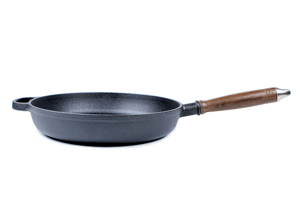 cast iron skillet with wooden handle