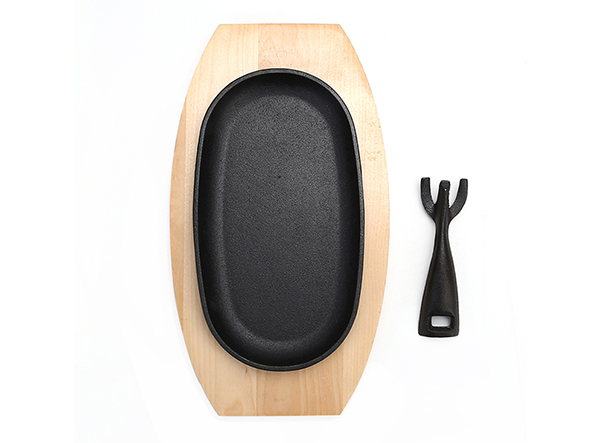 cast iron cookware sizzling plate with wood tray