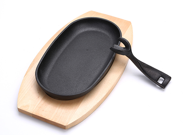 cast iron cookware sizzling plate with wood tray