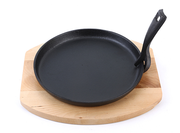 cast iron round sizzling plate with wood tray