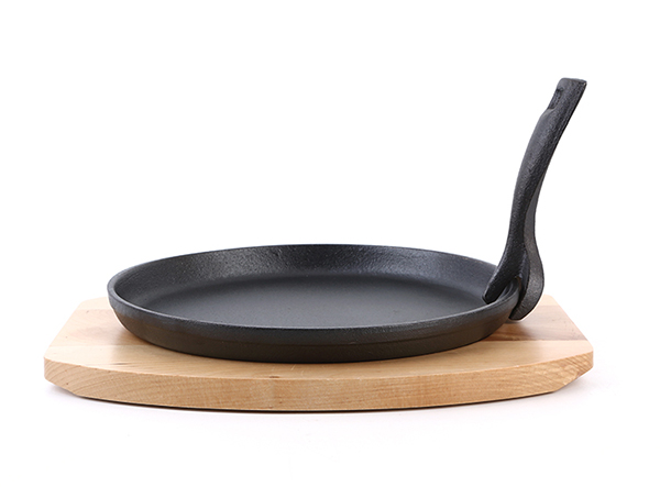cast iron round sizzling plate with wood tray