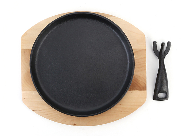 cast iron round sizzling plate with wood tray