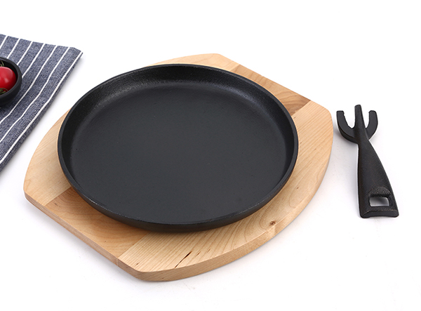 cast iron round sizzling plate with wood tray