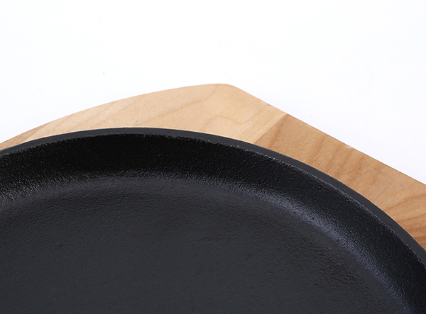 cast iron round sizzling plate with wood tray