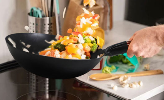 Carbon Steel vs. Cast Iron: The Commercial Kitchen Choice Carbon Steel vs. Cast Iron: The Commercial Kitchen Choice