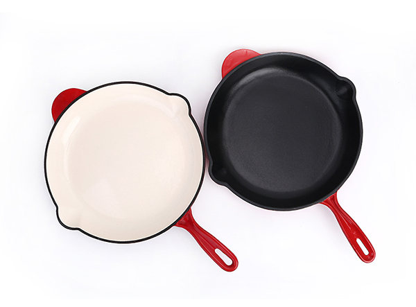 Enamel cast iron skillet with customized color