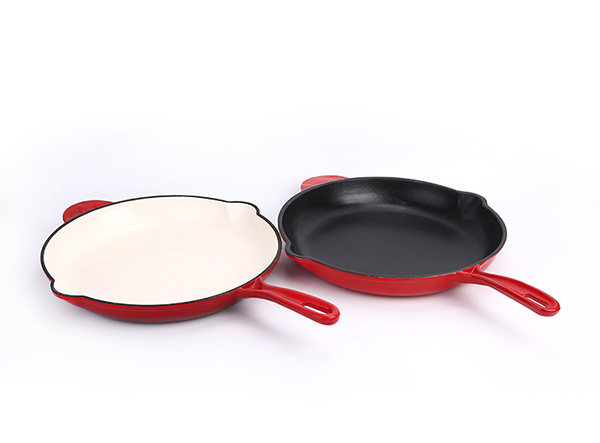 Enamel cast iron skillet with customized color