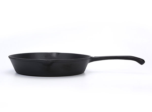 cast iron skillet with long handle