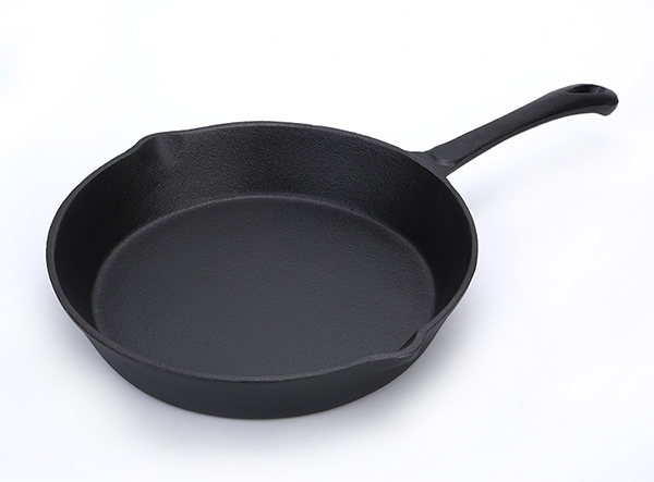 cast iron skillet with long handle