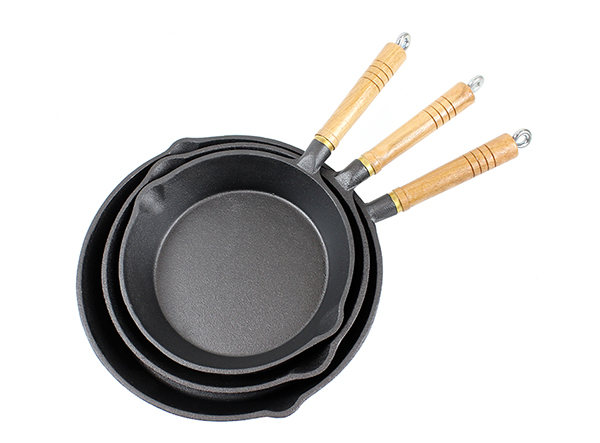 cast iron skillet with wooden handle