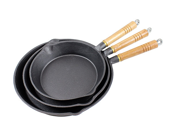 cast iron skillet with wooden handle