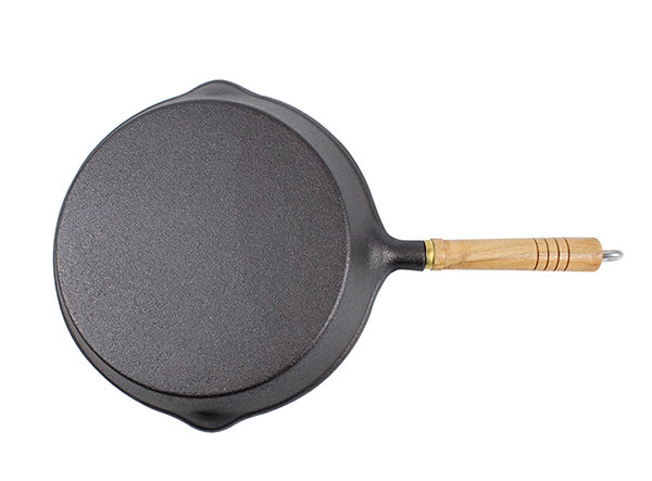 cast iron skillet with wooden handle