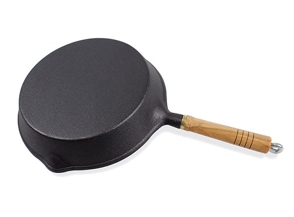 cast iron skillet with wooden handle