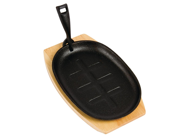 cast iron sizzling plate with wood tray