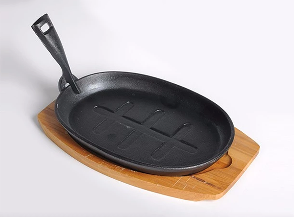 cast iron sizzling plate with wood tray