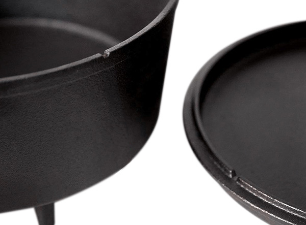 camping cast iron dutch oven with three legs lid