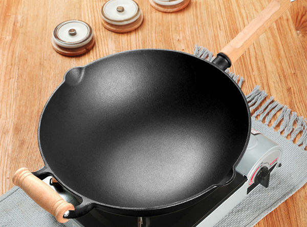 Pre-Seasoned Flat Bottom Cast Iron Woks With Two Pouring Spouts for Sale