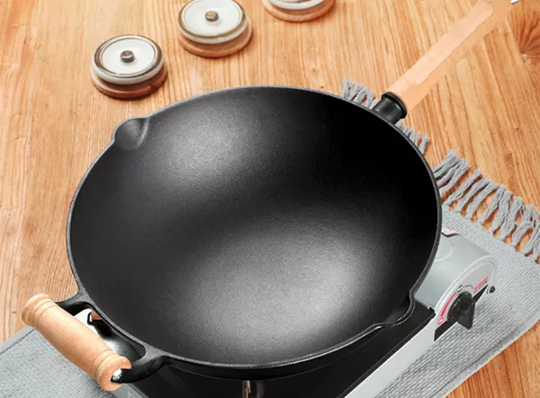 Pre-Seasoned Flat Bottom Cast Iron Woks With Two Pouring Spouts