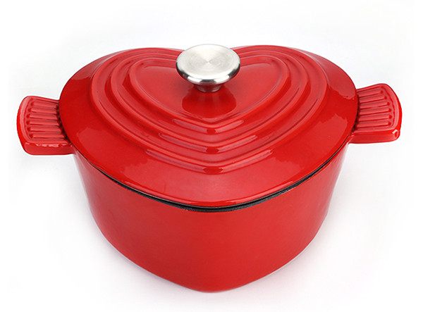The enamel casserole dish, although cast iron, does not need to be seasoned; you can start cooking right away!
