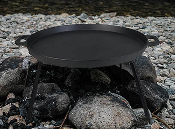 Three-legged grill cast iron