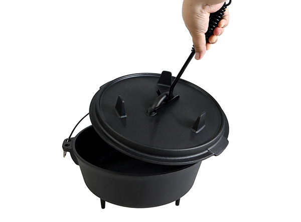 camping cast iron dutch oven with three legs lid