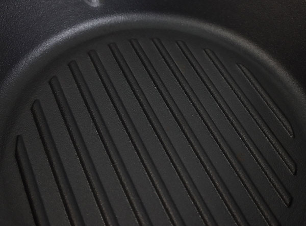 FEATURES GRILL RIBS