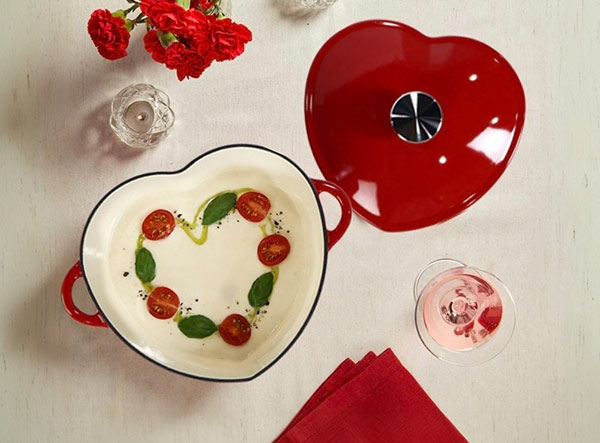 Giftware Supplier 3-Quart Enameled Cast Iron Heart Shaped Dutch Oven